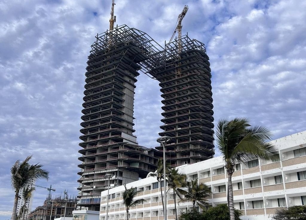 Estructura metálica de gran altura en construcción en Mazatlán, con sistema de acero reforzado y diseño arquitectónico moderno.