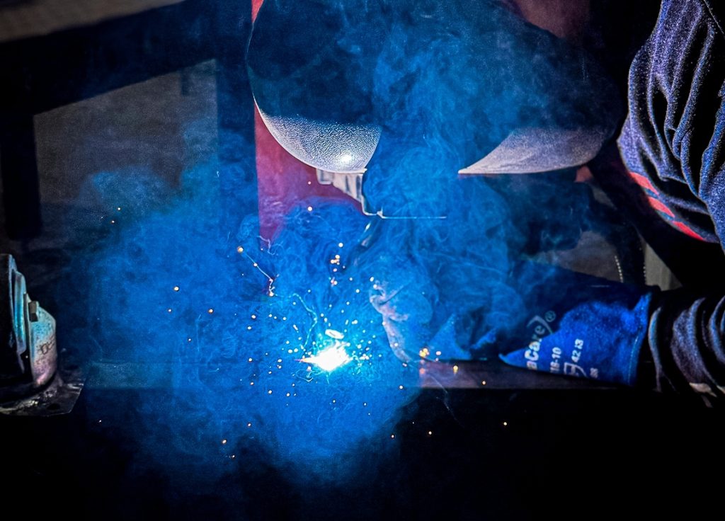 Ingeniero de TM ESTRUCTURAL revisando procesos de fabricación.