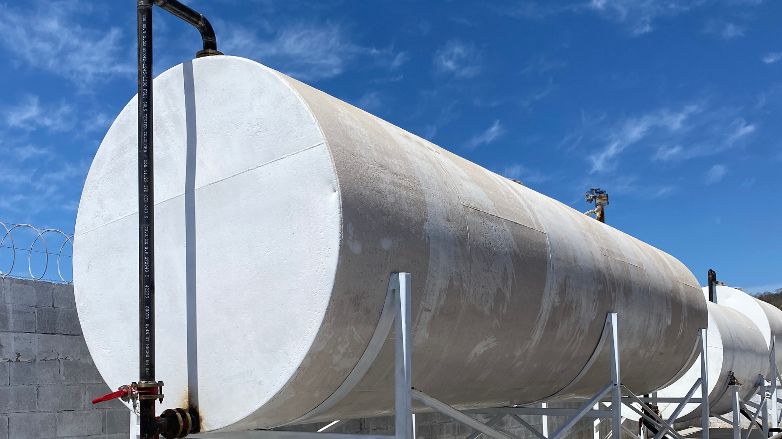 Tanques horizontales de acero al carbono para almacenamiento de diésel y gasolina, instalados al aire libre con certificación UL142.