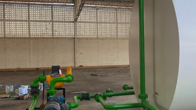 Tuberías industriales verdes representando la expansión de TM ESTRUCTURAL en EUA bajo su división Discovery Pipeline Division.